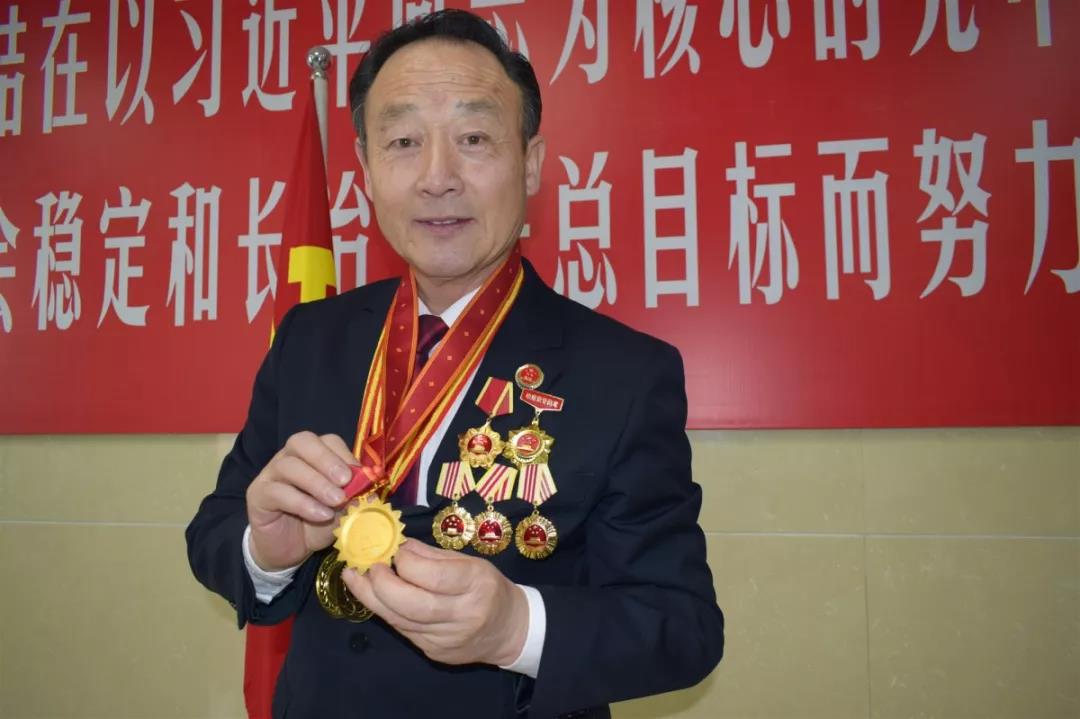 榜样的力量"改革先锋"张飚:荣誉来自执着的坚持