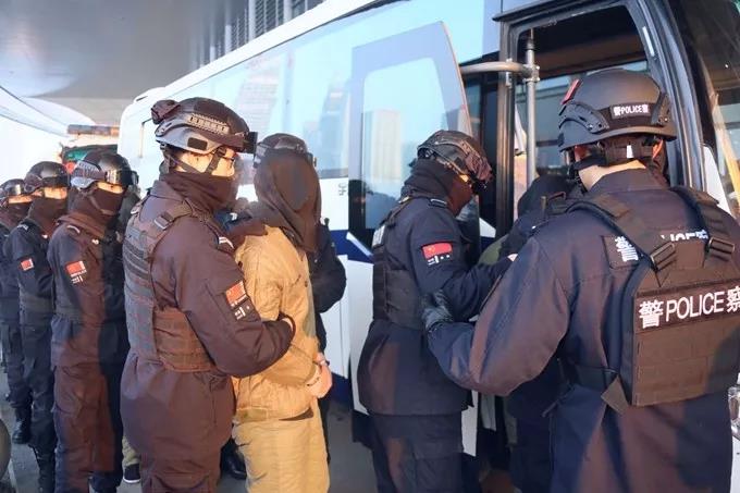再出重拳!14名电信网络诈骗犯罪嫌疑人被押解回乌