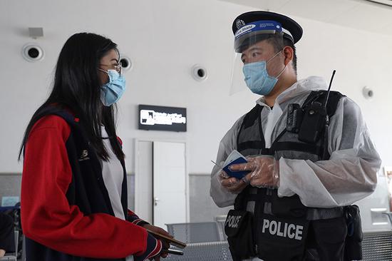 9月4日，乌鲁木齐铁路公安局哈密公安处民警对进站大学生进行核查，并开展安全宣传。