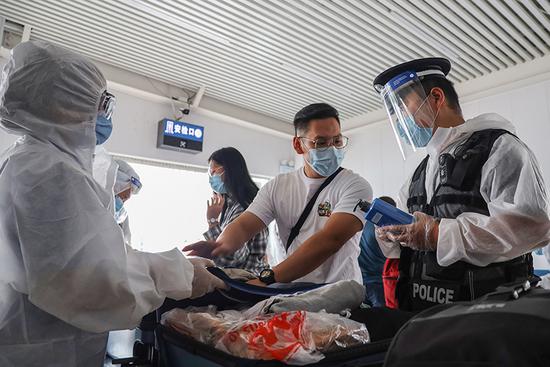9月4日，乌鲁木齐铁路公安局哈密公安处民警对进站大学生进行核查，并开展安全宣传。