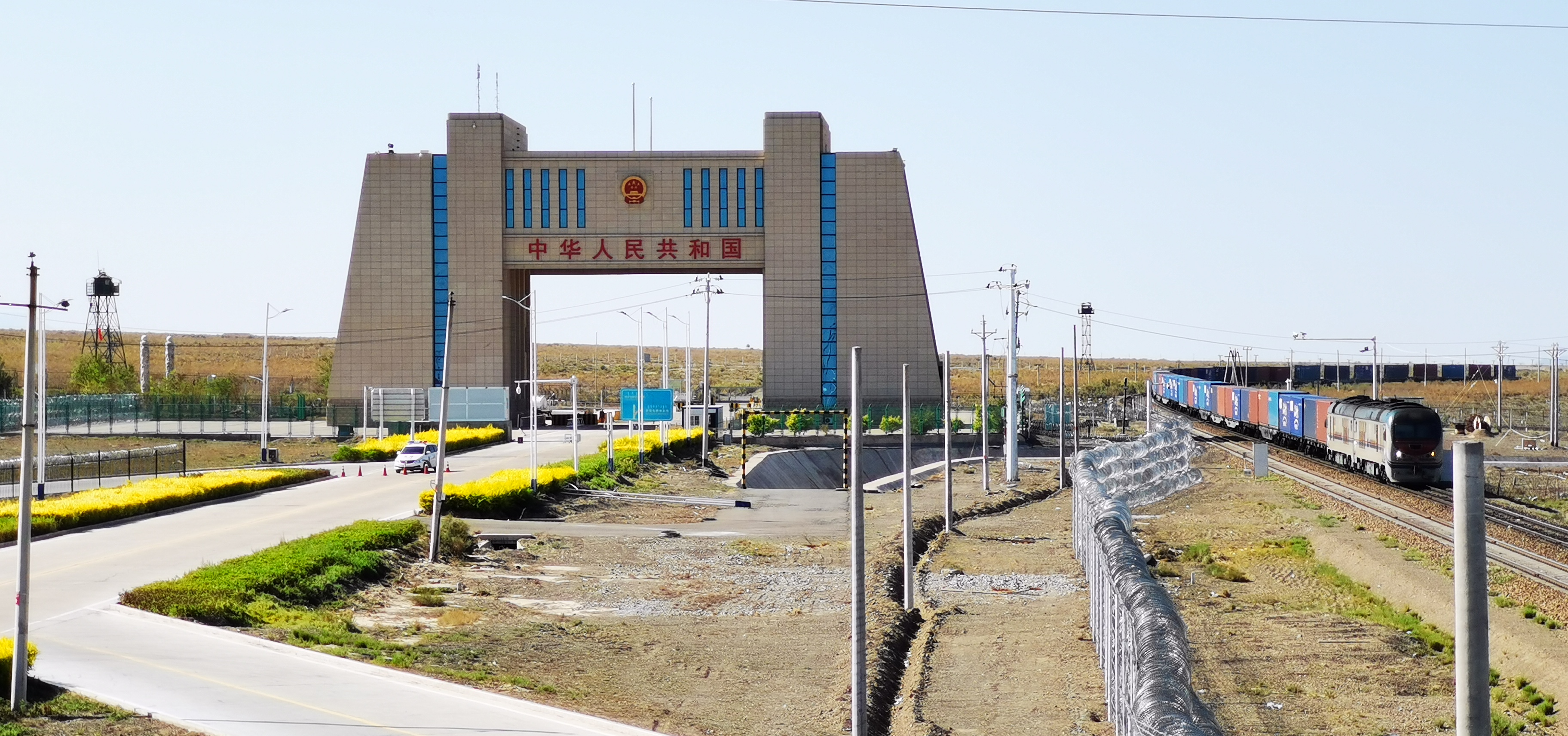新疆阿拉山口边检站验放出入境中欧班列总数位居全国第一
