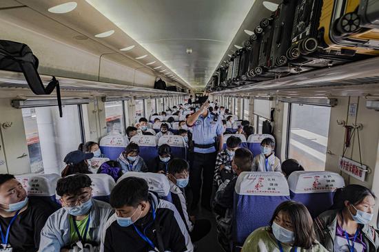 乌鲁木齐至北京西Z70次旅客列车乘警在车厢向内高内职班学生讲解乘车安全注意事项。