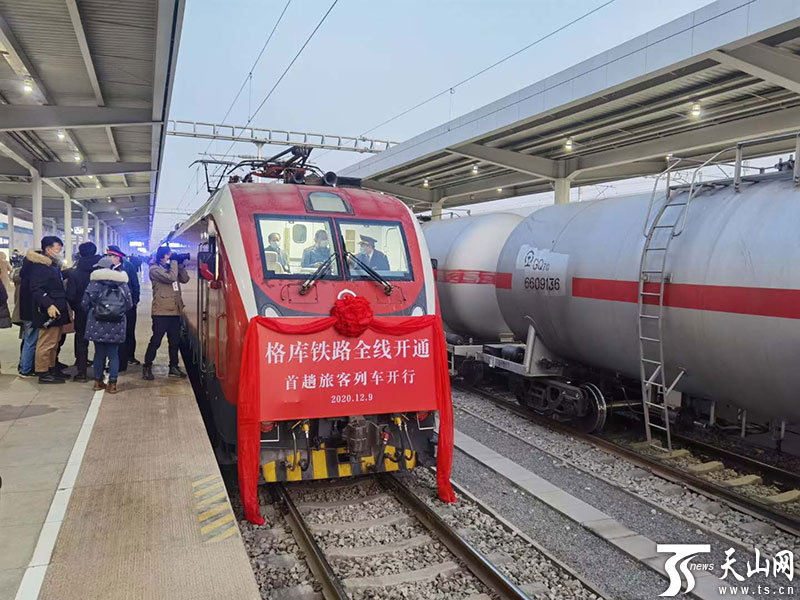 12月9日上午,格库铁路新疆段k9756趟列车即将发车. 记者 周鹏