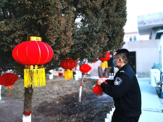 民警正在布置营区。（肖龙 摄）