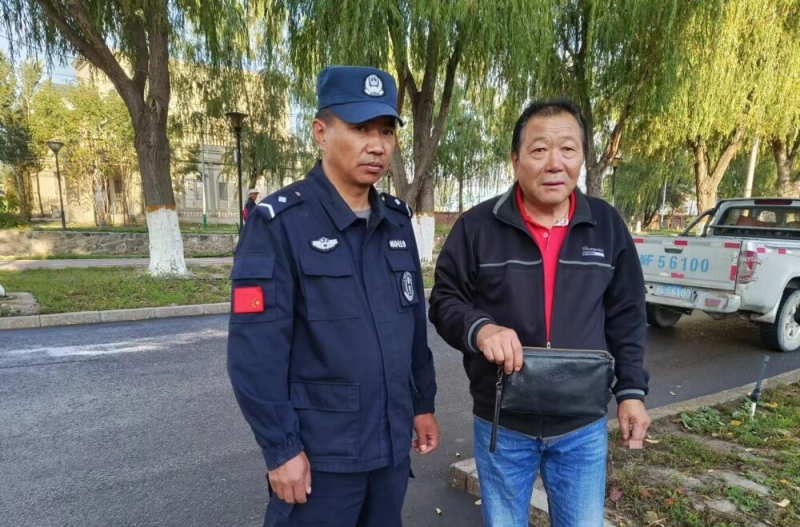 少年捡钱包拾金不昧  民警寻找失主助归还1_proc.jpg