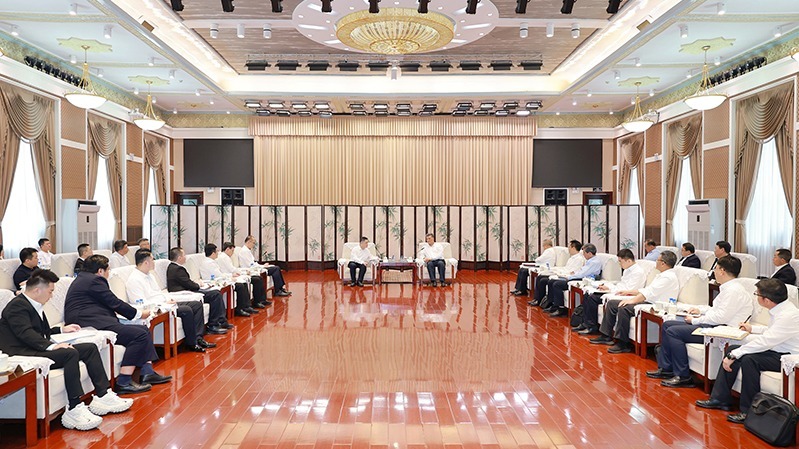马兴瑞 艾尔肯·吐尼亚孜会见中国青年企业家协会...