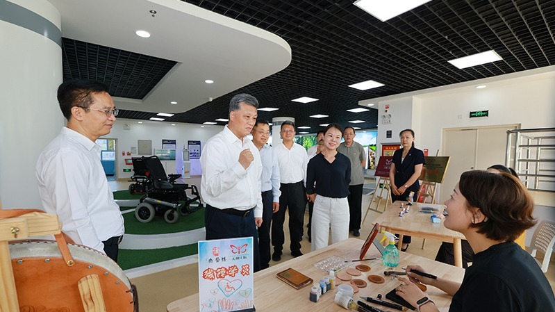 马兴瑞在自治区残联红十字会新疆贸促会调研