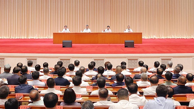 自治区召开领导干部会议