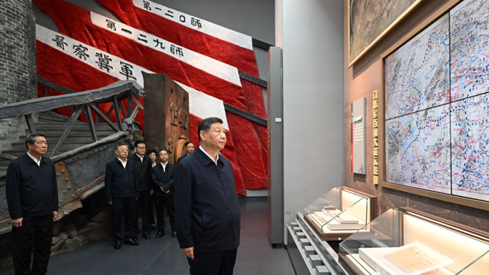 习近平在山西阳泉市向抗战烈士敬献花篮并参观百团...