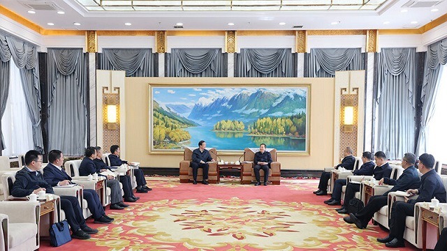 陈小江艾尔肯·吐尼亚孜会见国家烟草专卖局局长张...