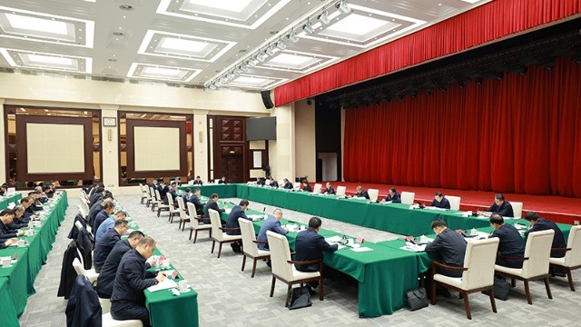 中共新疆维吾尔自治区委员会召开党外人士座谈会