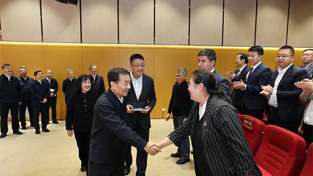 陈小江走访调研部分中央媒体驻疆机构和自治区主要...