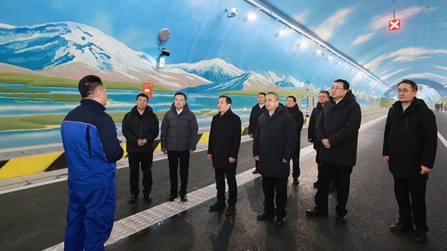 陈小江艾尔肯·吐尼亚孜在乌尉高速公路开通之际赴...