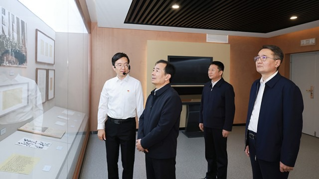 陈小江在自治区档案馆调研座谈持续提高档案工作质...