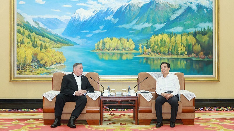 陈小江艾尔肯·吐尼亚孜会见美中航空遗产基金会主...