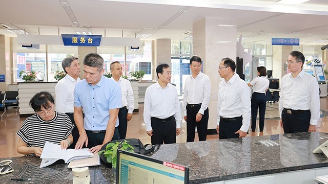 陈小江艾尔肯·吐尼亚孜在自治区人力资源和社会保...
